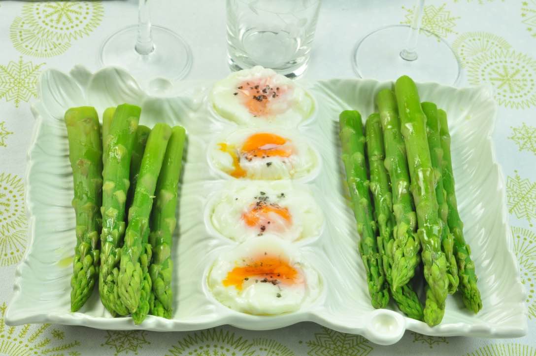 Green_aspergues_with_poached_eggs