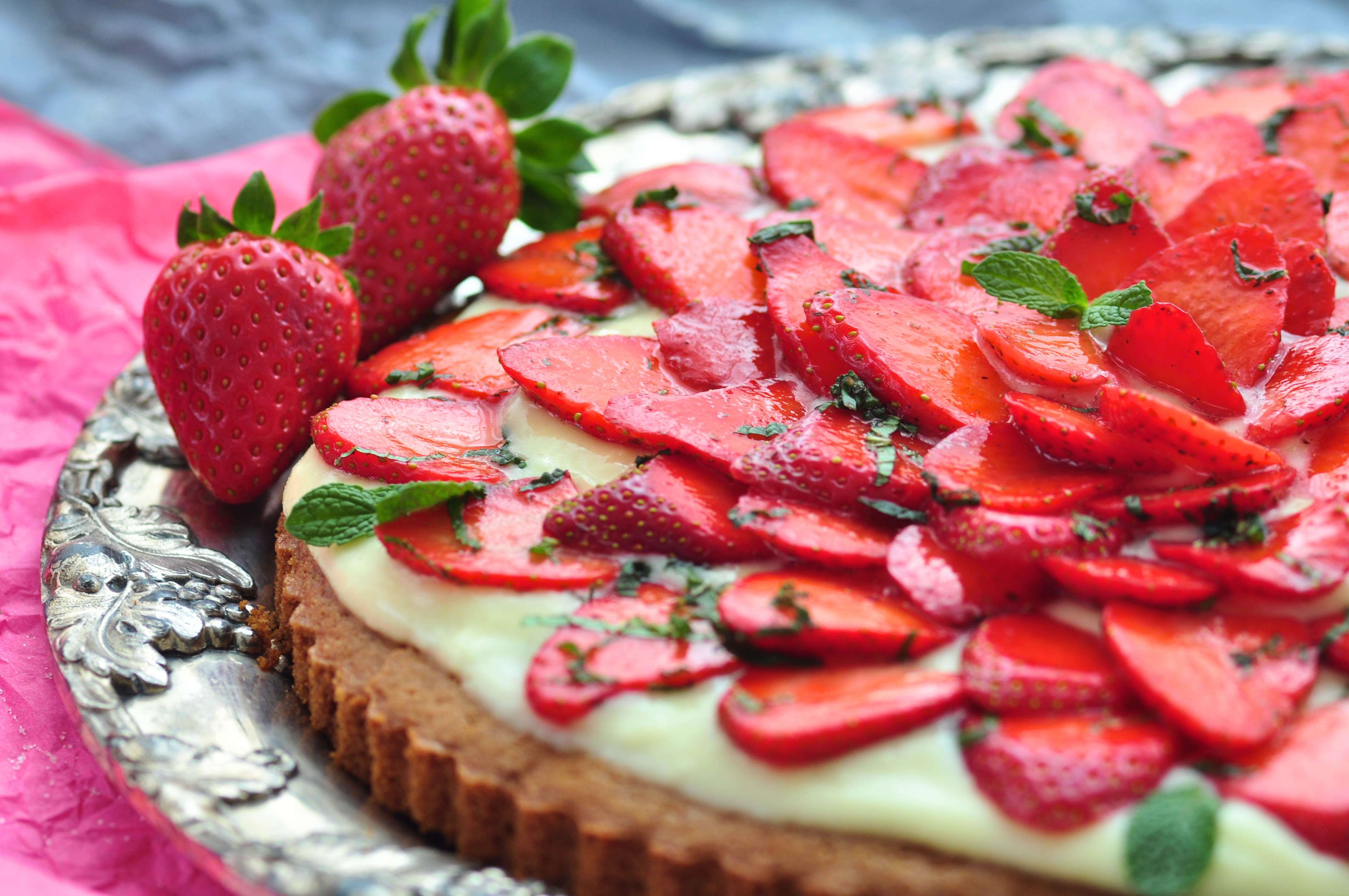 Strawberry_cake_with_limonchello_cream