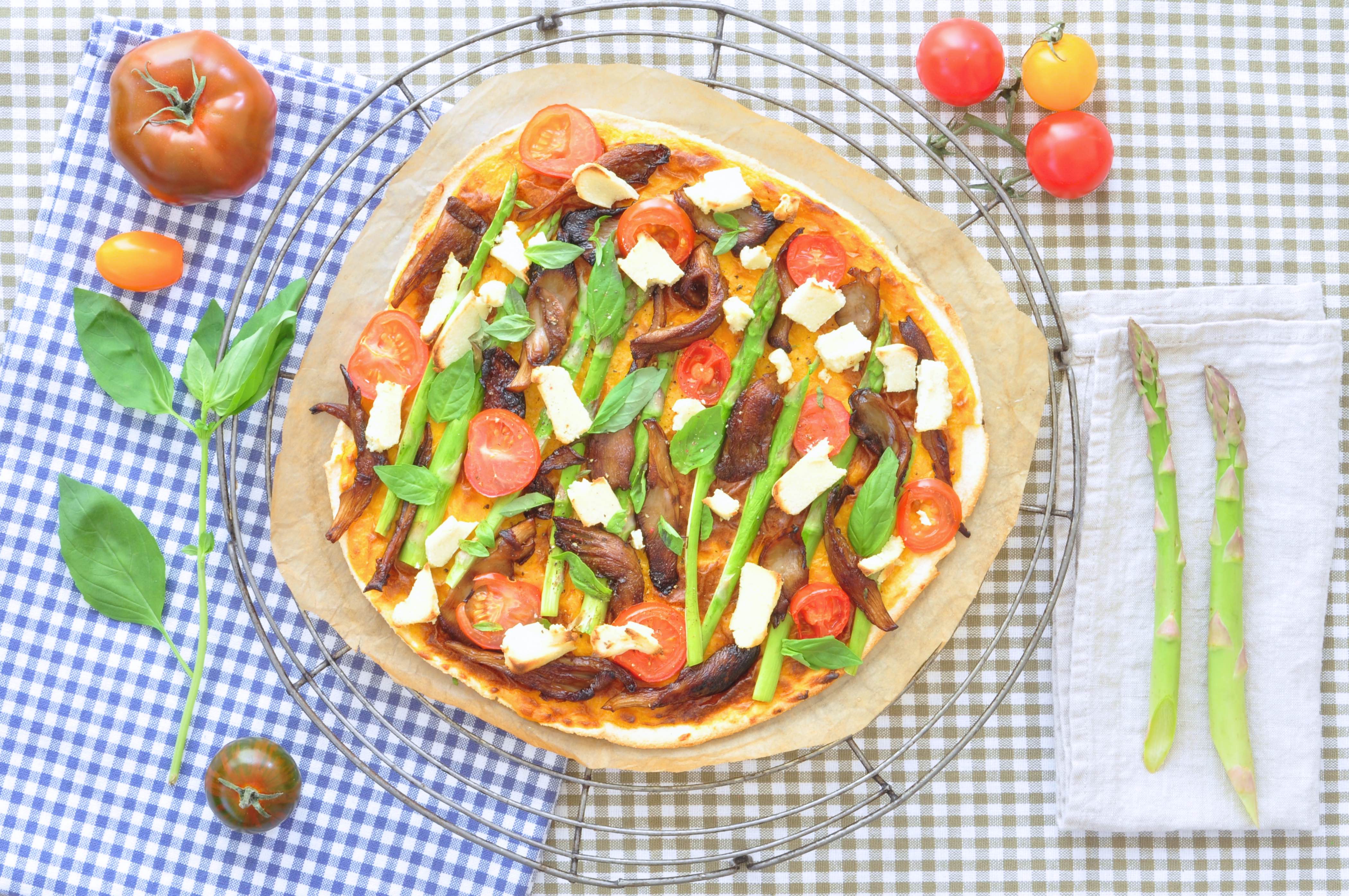Cassava_pizza_with_cheese_sauce_and_veggies