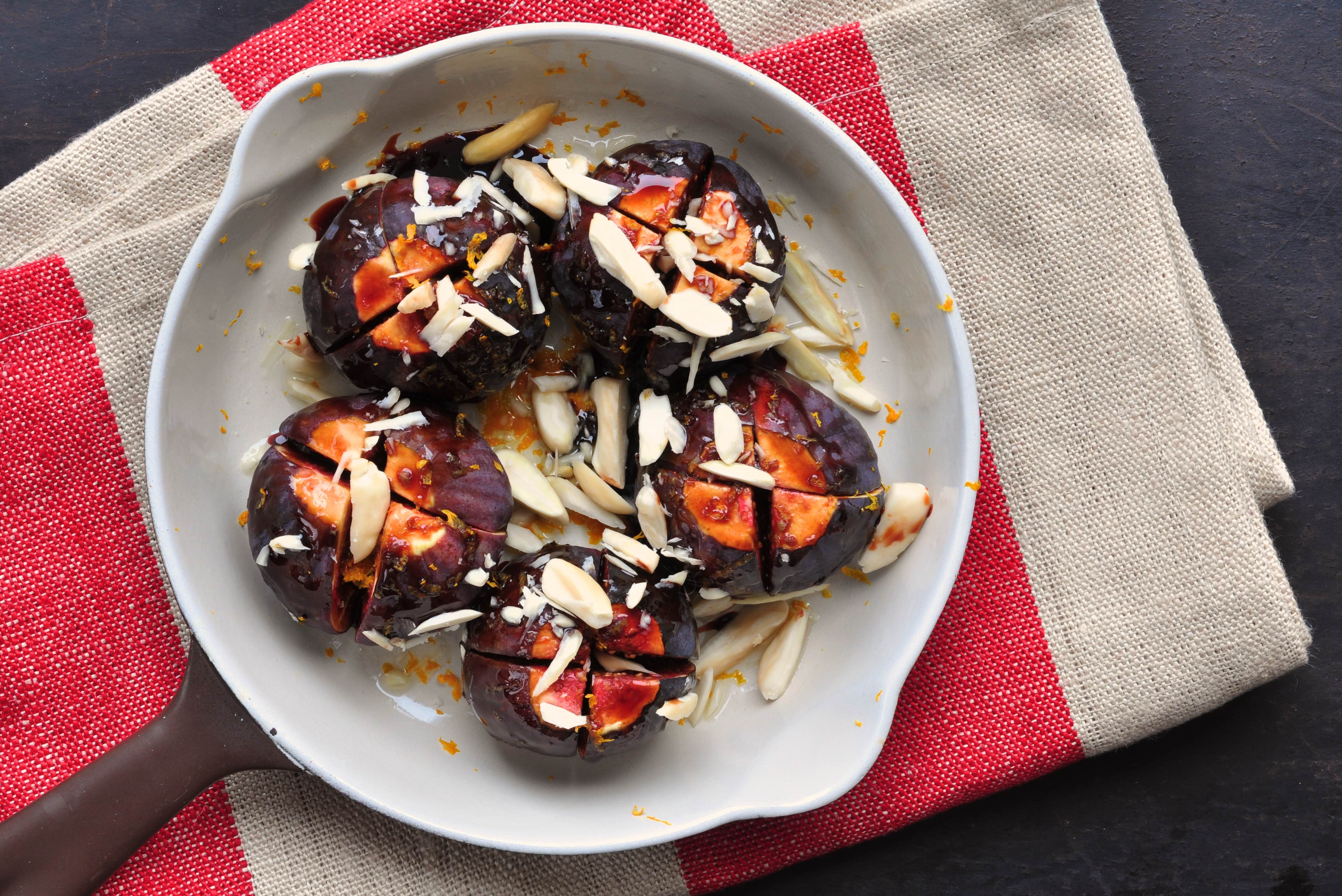 Ovenbaked_fresh_figs_with_almonds_and_orange_juice